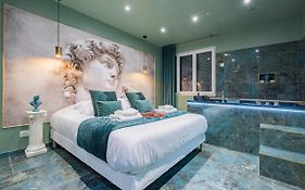 Le Musee D'Aphrodite / Jacuzzi