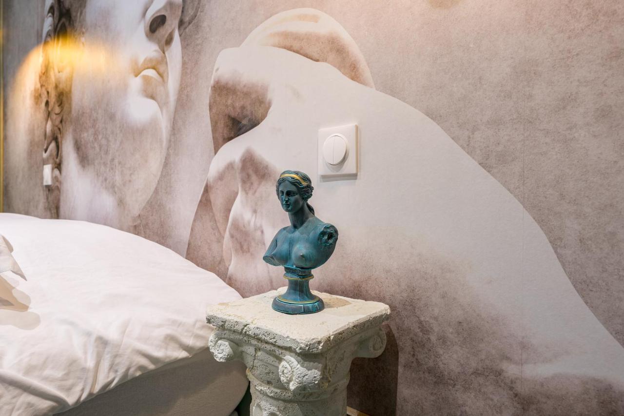 Le Musee D'Aphrodite / Jacuzzi Montgeron Buitenkant foto